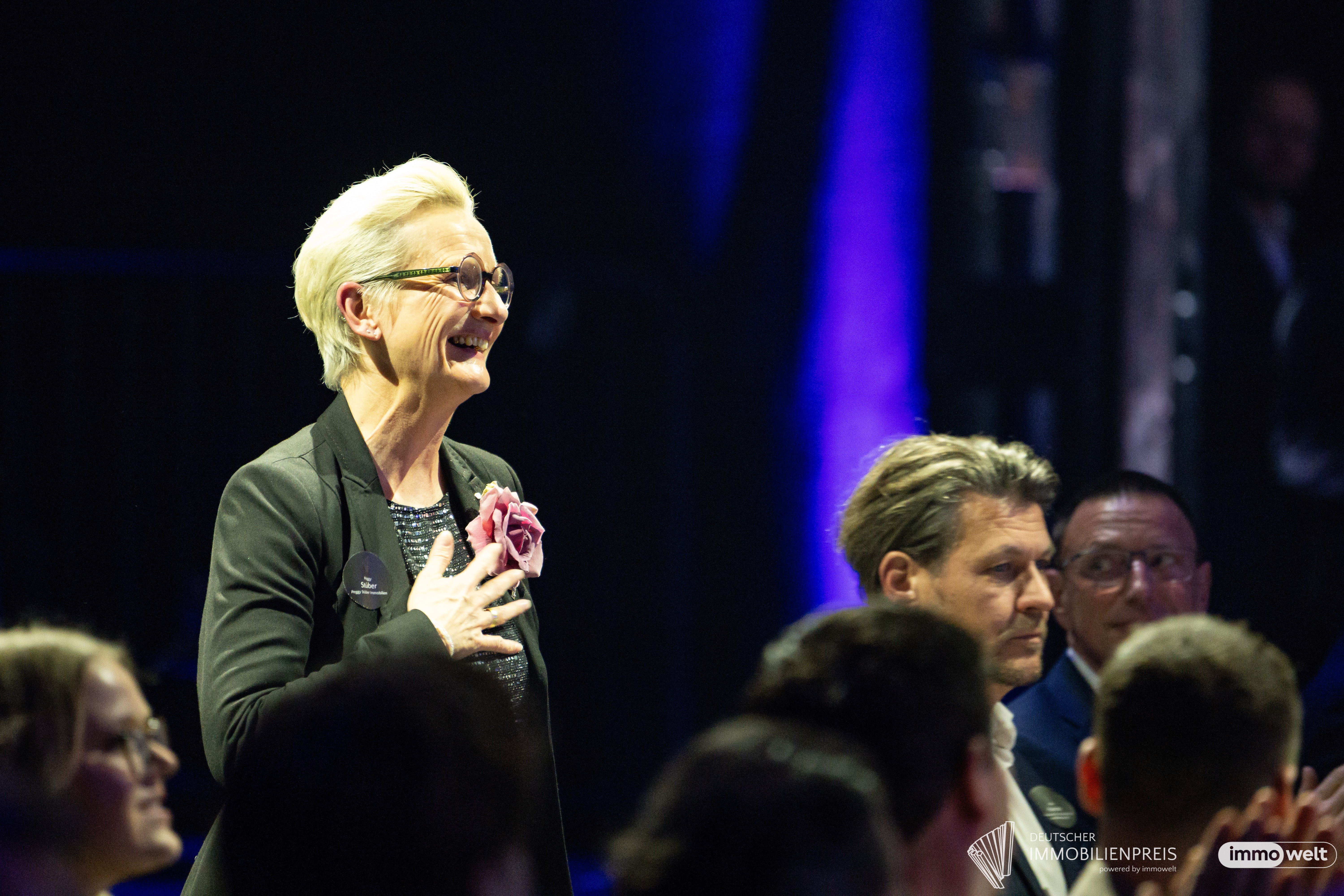 Peggy Stüber freut sich über den Gewinn des Deutschen Immobilienpreises 2026 in der Kategorie Local Hero