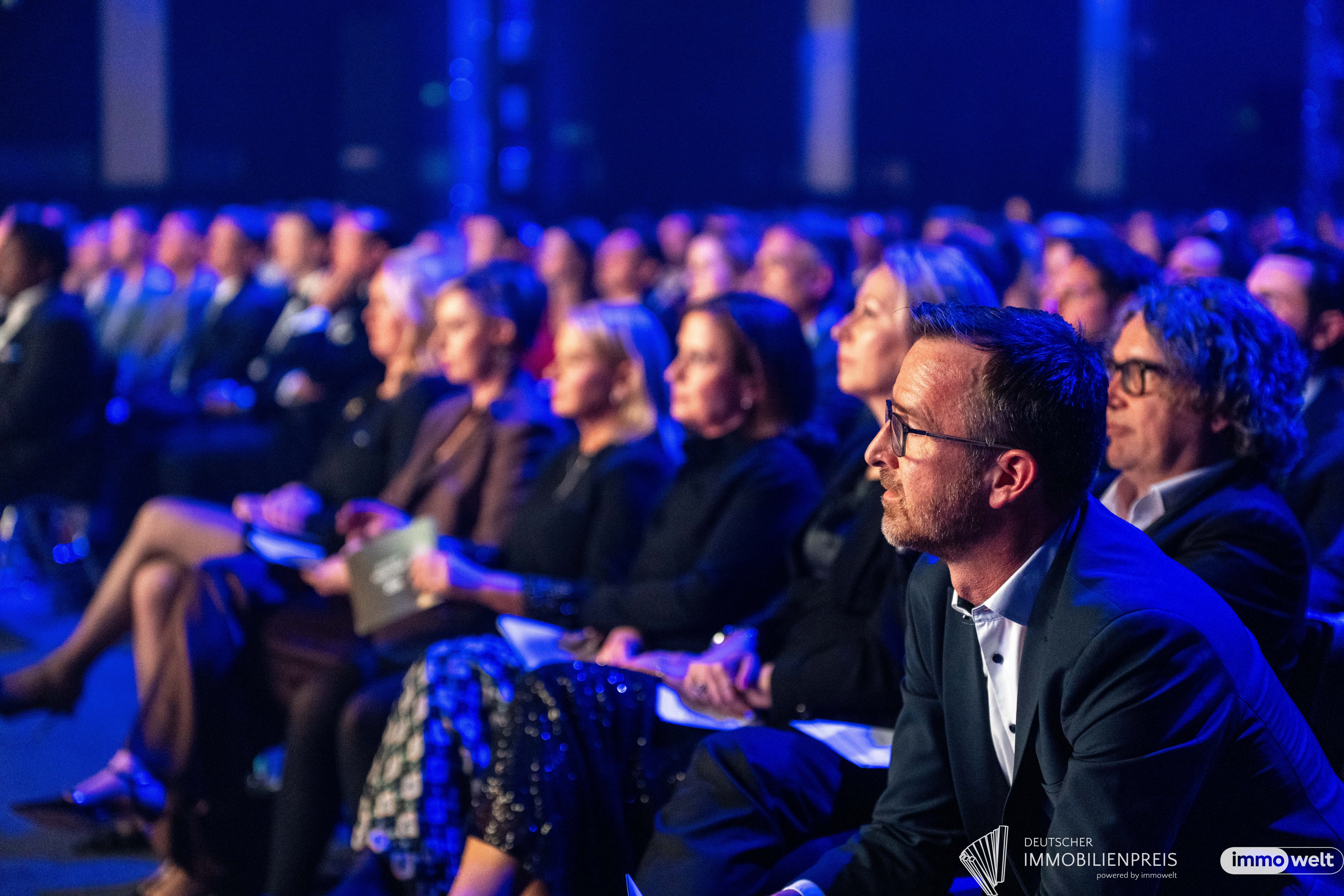 Das Publikum schaut gespannt auf die Bühne des Deutschen Immobilienpreises 2026 im Kölner Palladium