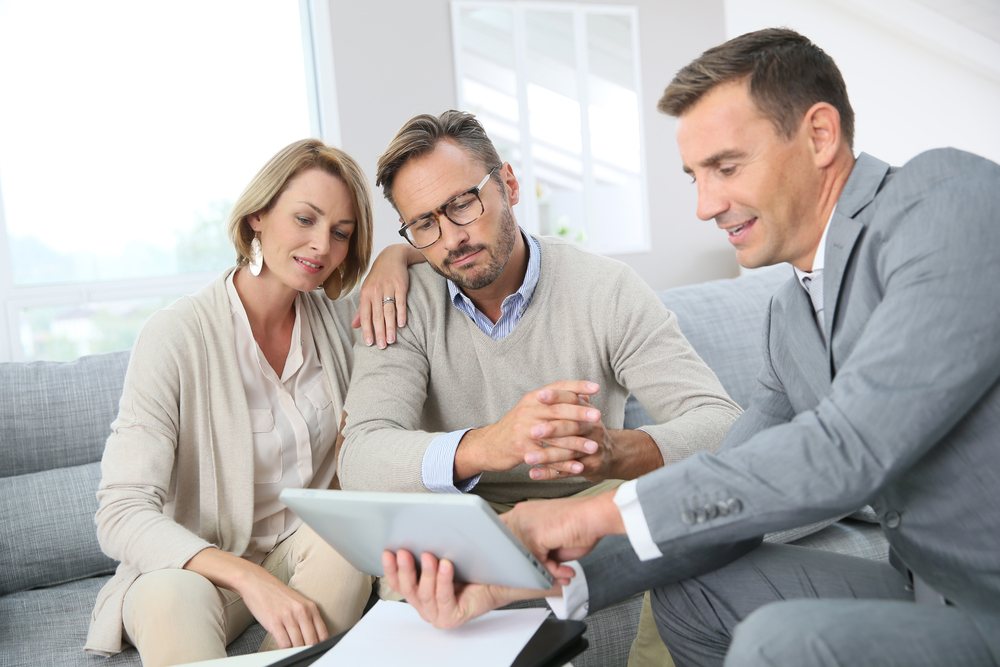 Makler recherchieren das am besten zu ihnen passende CRM