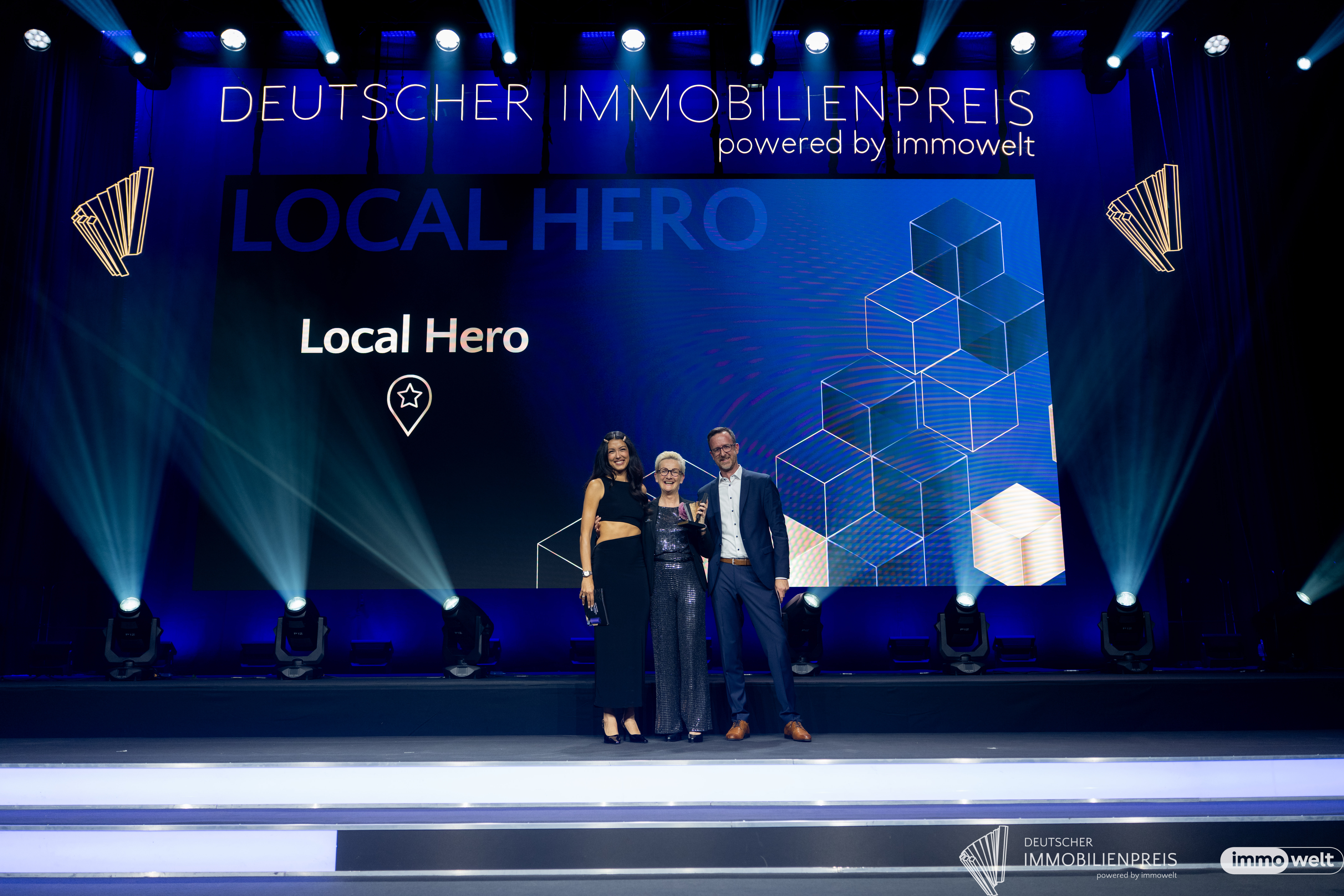 Peggy Stüber bekommt von Robert Kaiser und Rebecca Mir den Deutschen Immobilienpreis 2026 in der Kategorie Local Hero
